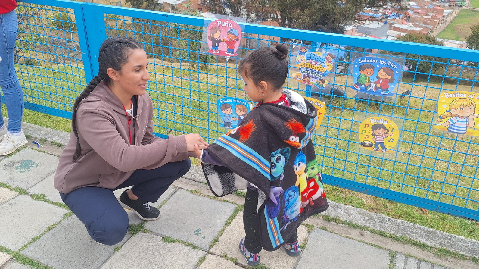 Niños en ronda al aire libre